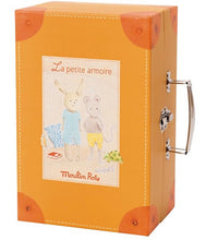 Carica l'immagine nel visualizzatore di Gallery, Valigetta Armadio, Moulin Roty La Grande Famille - con Pupazzi e Vestiti!