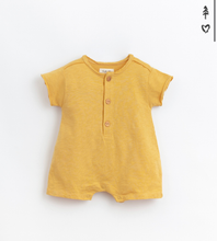 Carica l'immagine nel visualizzatore di Gallery, Tutina con bottoni in legno neonato
