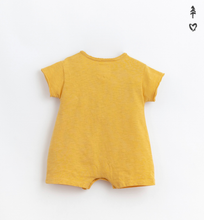 Carica l'immagine nel visualizzatore di Gallery, Tutina con bottoni in legno neonato
