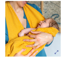 Carica l'immagine nel visualizzatore di Gallery, Telo abbraccio neonato nido d’ape
